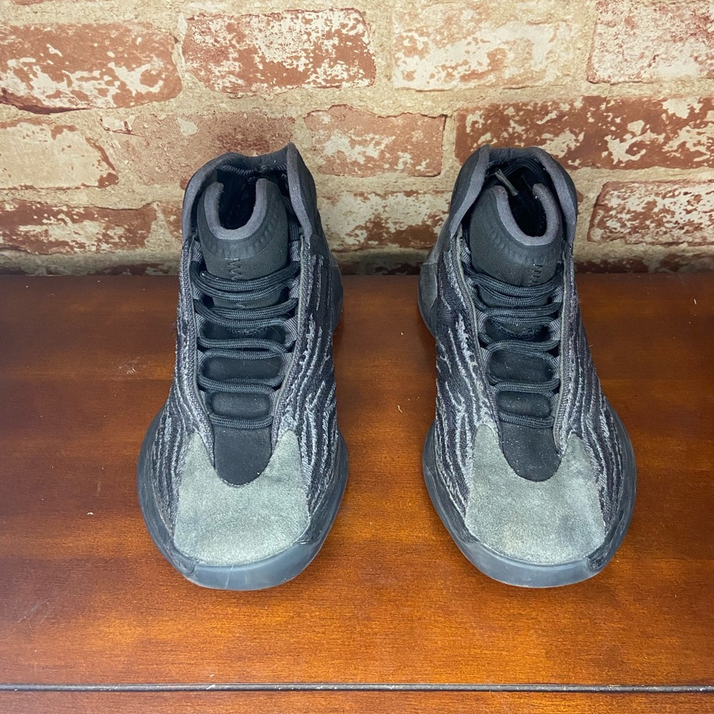 Yeezy quantum onyx size 6